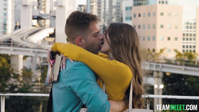 Застала с двумя девушками когда хотела признаться