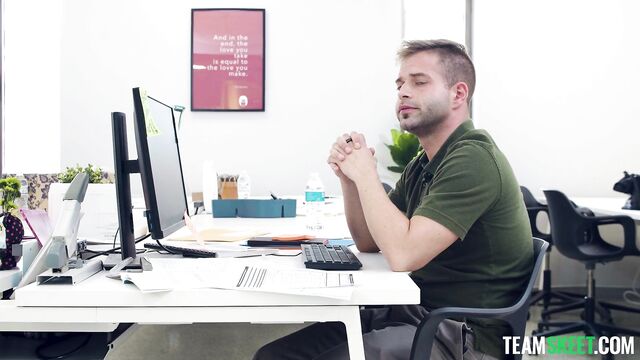 Застала с двумя девушками когда хотела признаться