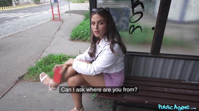 Снял девушку на автобусной остановке