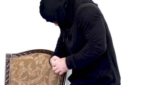 Плотник пытался развести милфу на деньги