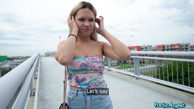 Вы кого то ждете? Нет я одна