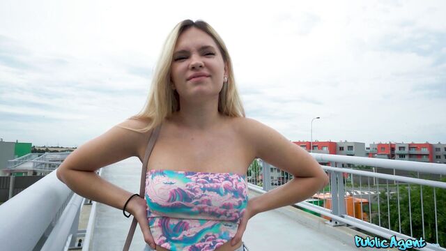 Вы кого то ждете? Нет я одна