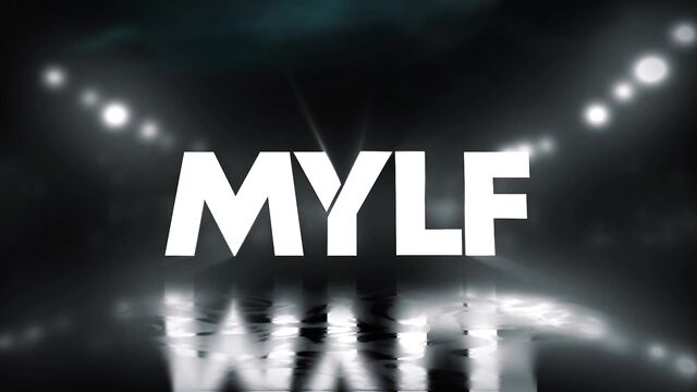 Трахнул мачеху пока та говорила с другом