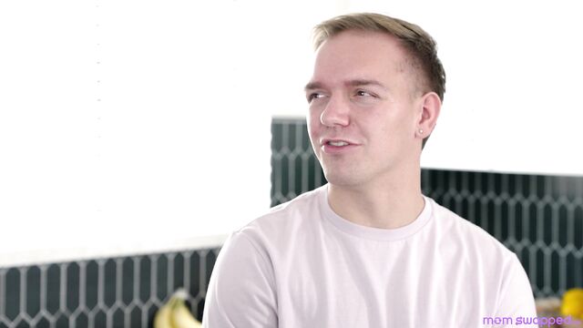 Мама друга помогла отклеить руку от члена