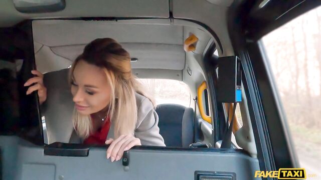 Таксист не довез блондинку до свингер клуба