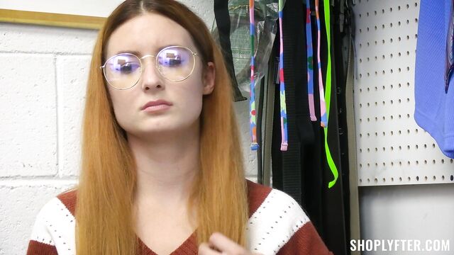 Вставил воровке украденный анальный хвостик и трахнул