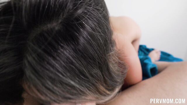 Демонстрация нижнего белья для пасынка (PervMom)