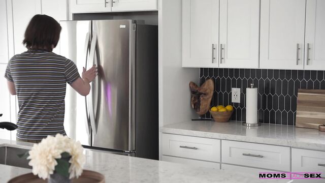 Мачеха помогает мне лучше играть в теннис