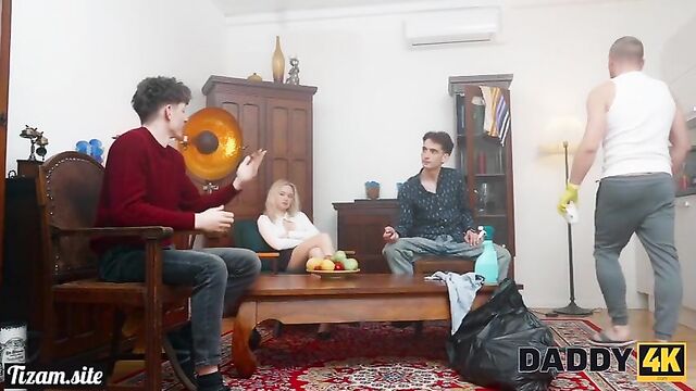 Блондинка не Смогла отказаться От гигантского Члена отца Своего парня
