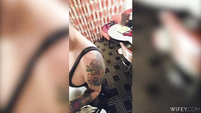 Замужняя блондинка Участвует в шоу Хотвайфинг