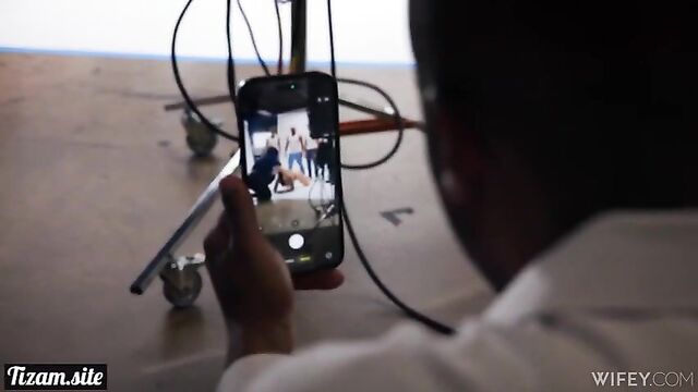 Мужу нравится делиться женой с другими неграми